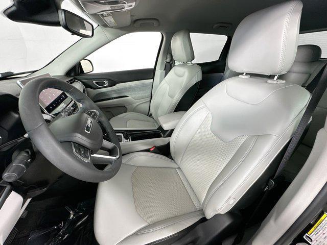 Photo of 2022 Diamond Black Crystal Pearlcoat Jeep Compass