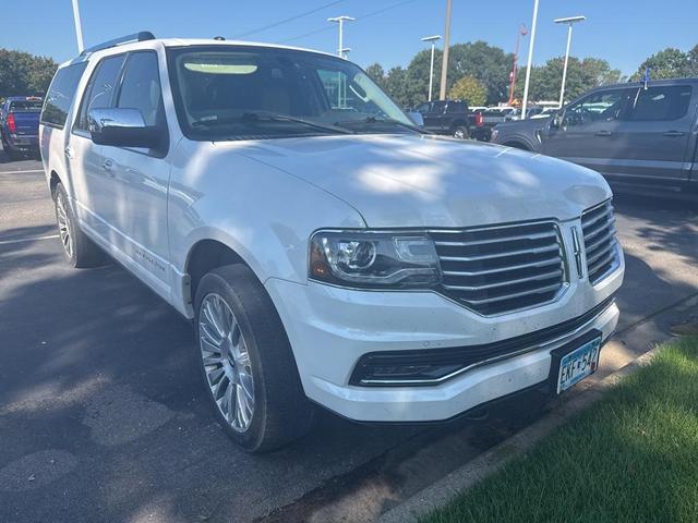 Photo of 2015 White Platinum Clearcoat Metallic Lincoln Navigator