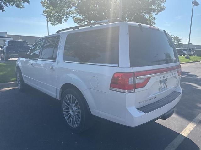 Photo of 2015 White Platinum Clearcoat Metallic Lincoln Navigator