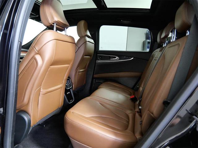 Photo of 2022 Infinite Black Metallic Clearcoat Lincoln Nautilus