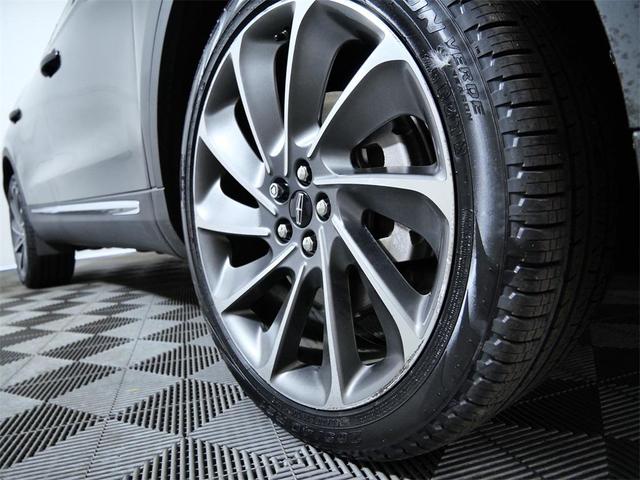 Photo of 2022 Infinite Black Metallic Clearcoat Lincoln Nautilus