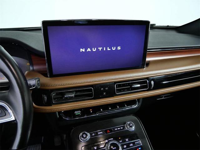 Photo of 2022 Infinite Black Metallic Clearcoat Lincoln Nautilus