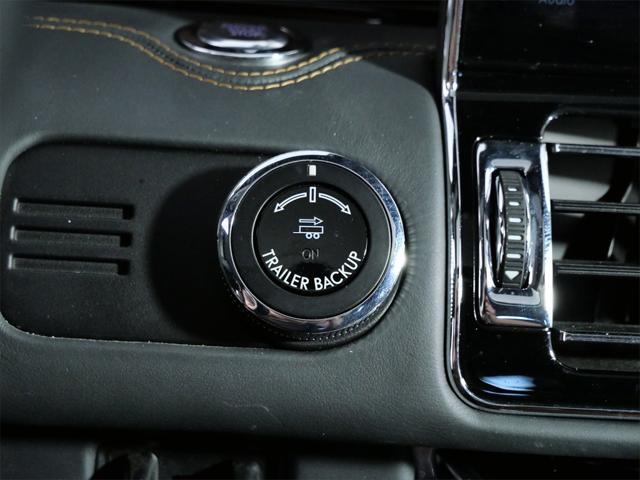 Photo of 2024 Infinite Black Metallic Clearcoat Lincoln Navigator