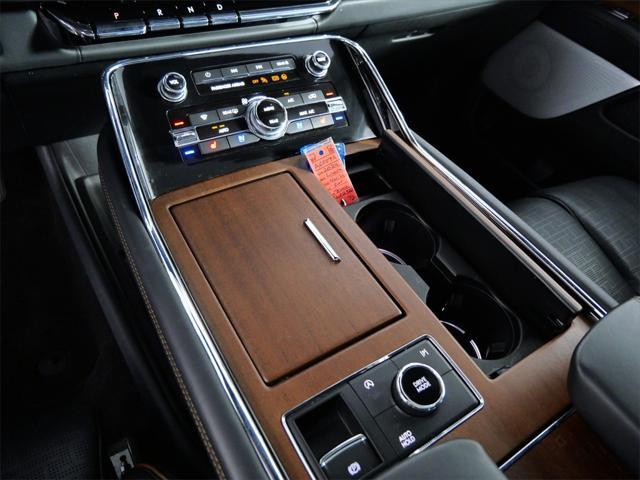 Photo of 2024 Infinite Black Metallic Clearcoat Lincoln Navigator