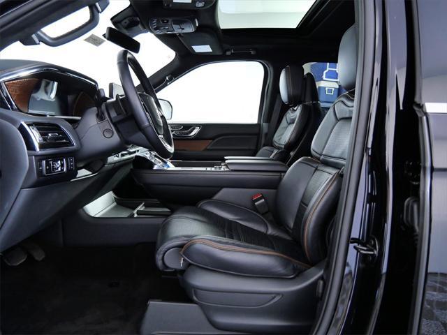 Photo of 2024 Infinite Black Metallic Clearcoat Lincoln Navigator