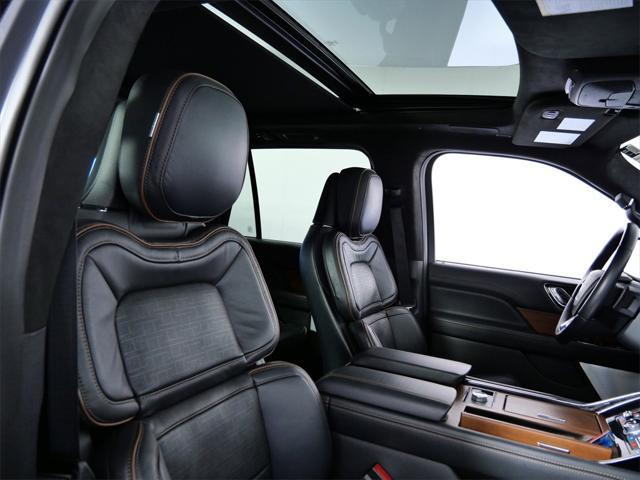 Photo of 2024 Infinite Black Metallic Clearcoat Lincoln Navigator