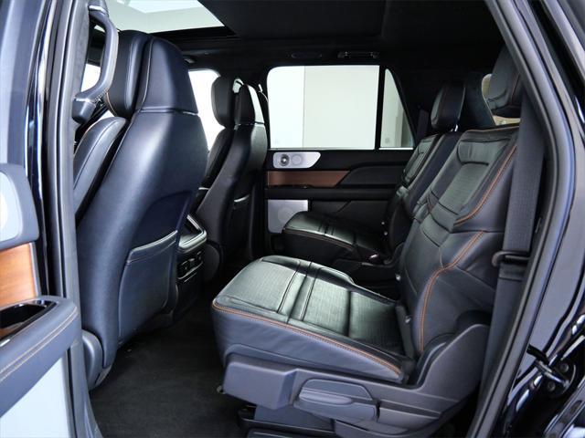 Photo of 2024 Infinite Black Metallic Clearcoat Lincoln Navigator
