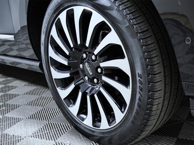 Photo of 2024 Infinite Black Metallic Clearcoat Lincoln Navigator