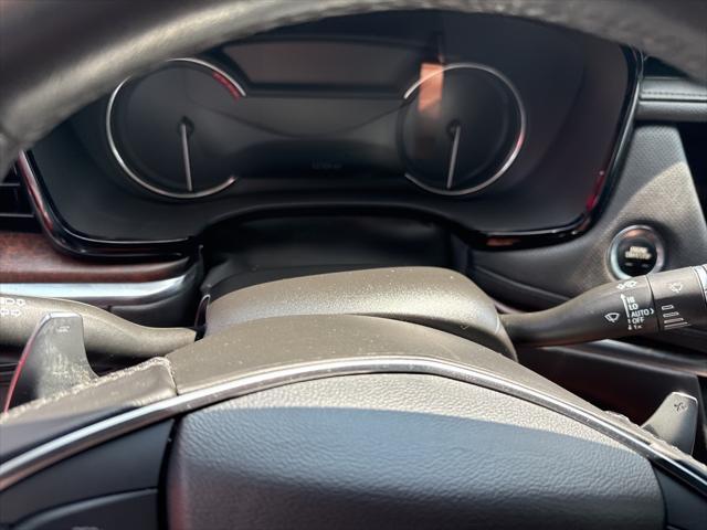 Photo of 2021 Crystal White Tricoat Cadillac XT5