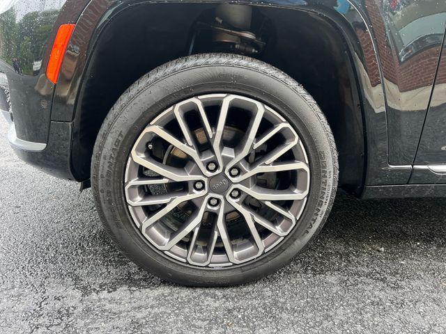 Photo of 2021 Diamond Black Crystal Pearlcoat Jeep Grand Cherokee L