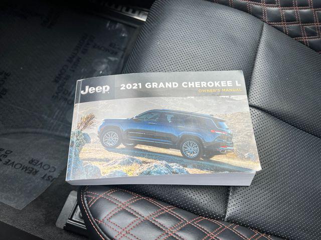 Photo of 2021 Diamond Black Crystal Pearlcoat Jeep Grand Cherokee L