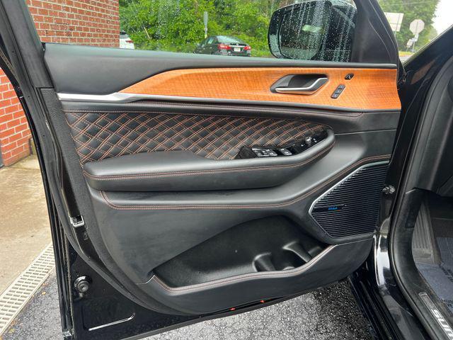 Photo of 2021 Diamond Black Crystal Pearlcoat Jeep Grand Cherokee L
