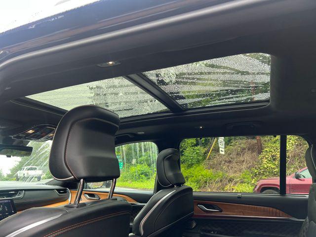 Photo of 2021 Diamond Black Crystal Pearlcoat Jeep Grand Cherokee L