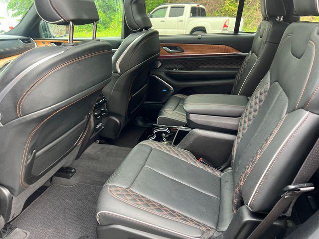 Photo of 2021 Diamond Black Crystal Pearlcoat Jeep Grand Cherokee L