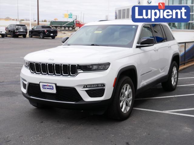 Photo of 2023 Bright White Clearcoat Jeep Grand Cherokee