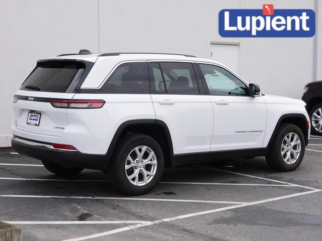 Photo of 2023 Bright White Clearcoat Jeep Grand Cherokee