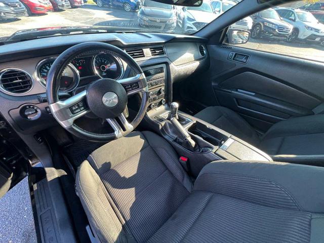 Photo of 2014 Black Ford Mustang