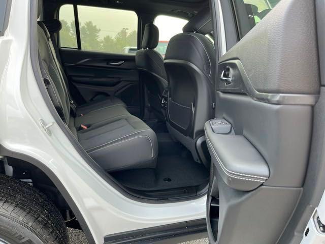 Photo of 2025 Bright White Clearcoat Jeep Grand Cherokee