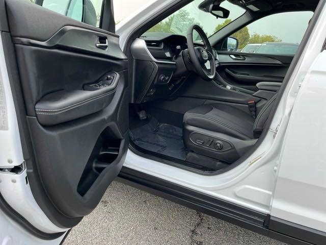 Photo of 2025 Bright White Clearcoat Jeep Grand Cherokee