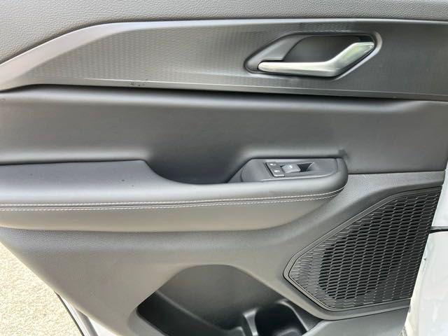 Photo of 2025 Bright White Clearcoat Jeep Grand Cherokee