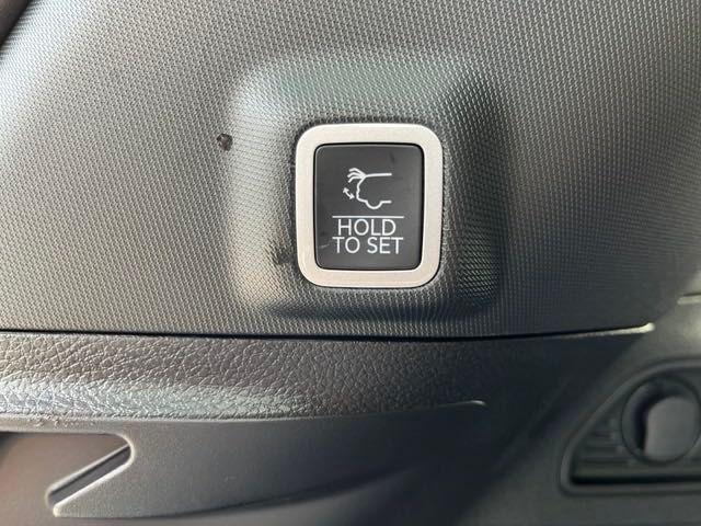 Photo of 2025 Bright White Clearcoat Jeep Grand Cherokee