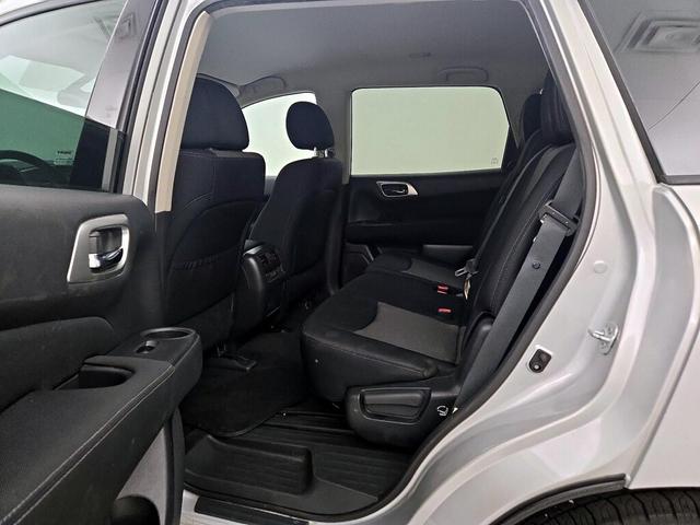 Photo of 2017 Silver Nissan Pathfinder