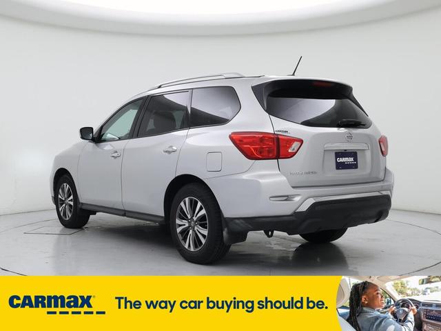 Photo of 2017 Silver Nissan Pathfinder