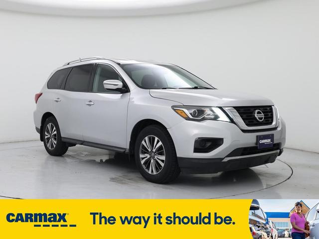 Photo of 2017 Silver Nissan Pathfinder