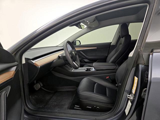 Photo of 2022 Gray Tesla Model 3