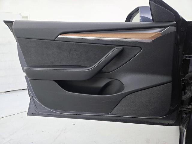 Photo of 2022 Gray Tesla Model 3