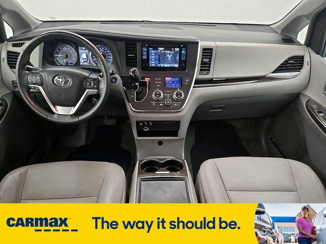 Photo of 2015 Silver Toyota Sienna