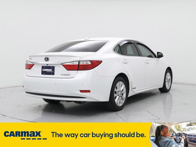 Photo of 2014 White Lexus ES 300h