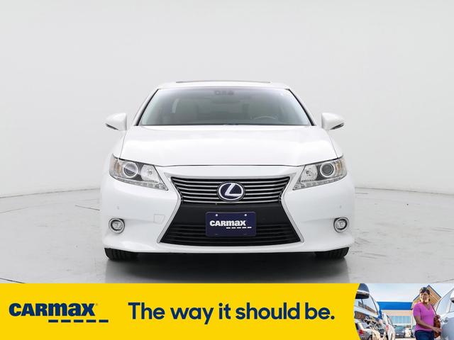 Photo of 2014 White Lexus ES 300h