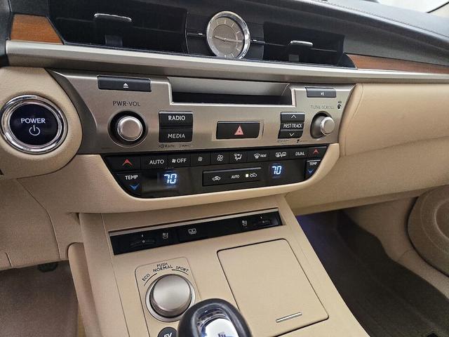 Photo of 2014 White Lexus ES 300h