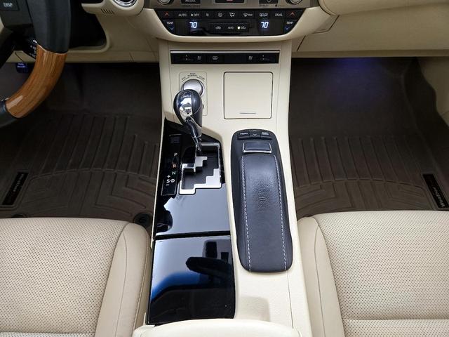 Photo of 2014 White Lexus ES 300h