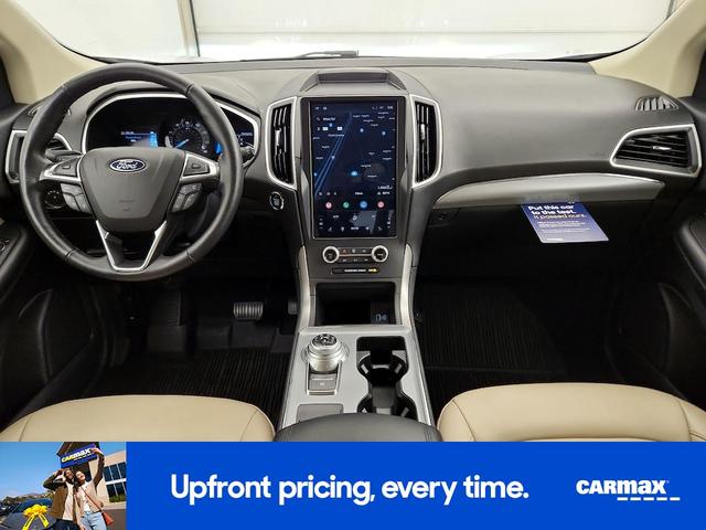 Photo of 2021 White Ford Edge