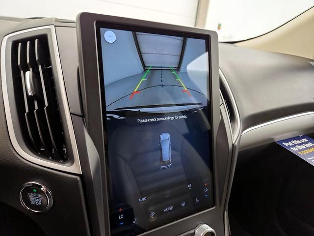 Photo of 2021 White Ford Edge