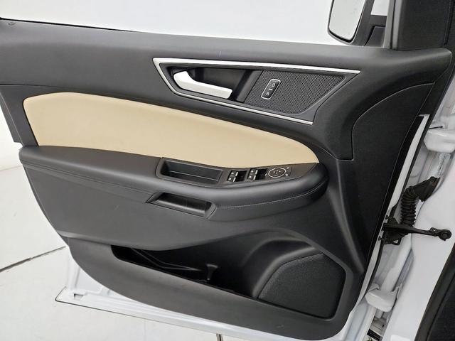 Photo of 2021 White Ford Edge