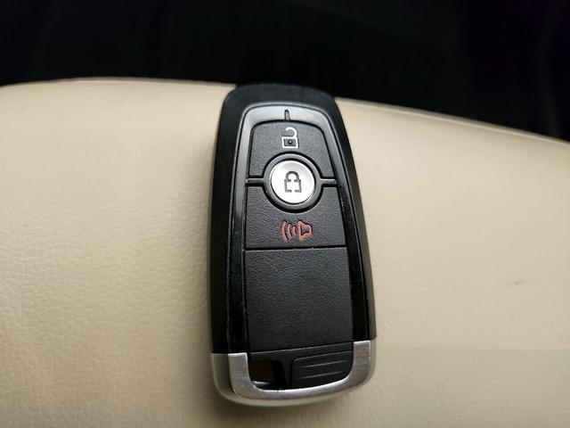Photo of 2021 White Ford Edge