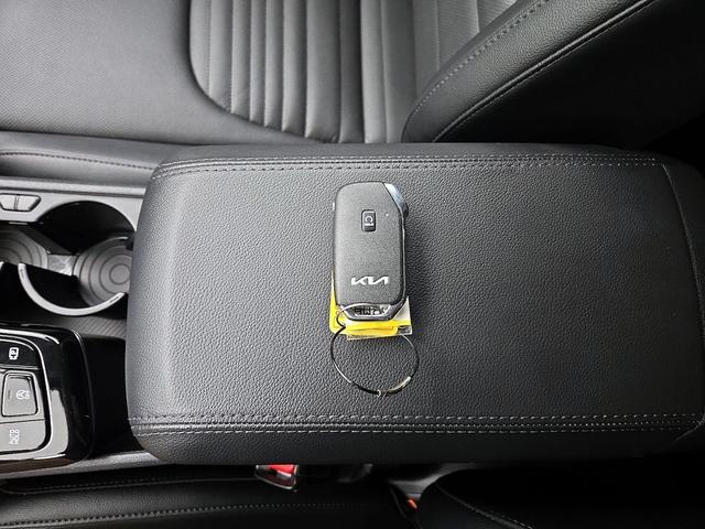 Photo of 2025 White Kia Sportage