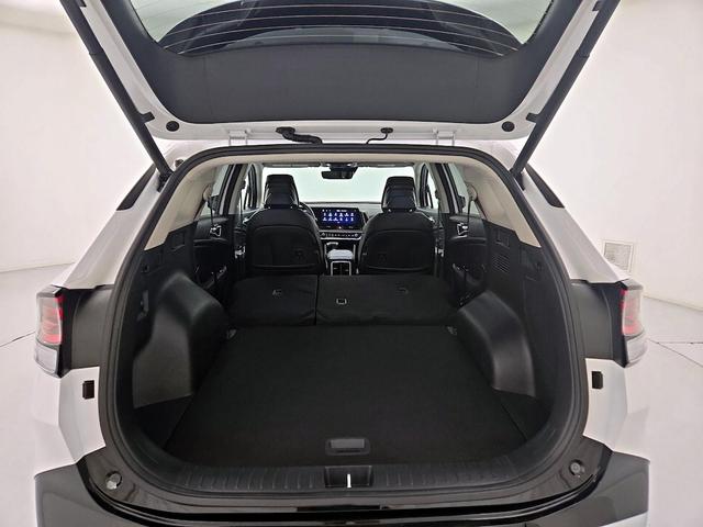Photo of 2025 White Kia Sportage
