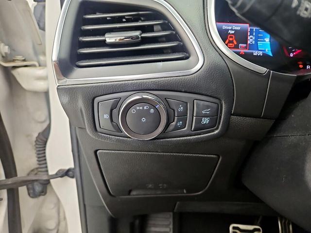 Photo of 2019 White Ford Edge