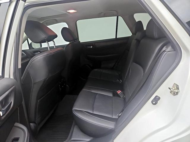 Photo of 2017 White Subaru Outback
