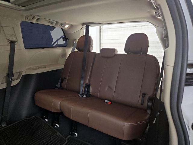 Photo of 2020 White Toyota Sienna