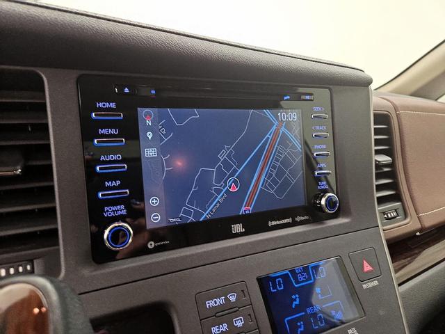 Photo of 2020 White Toyota Sienna