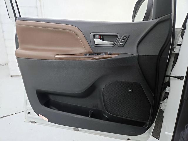 Photo of 2020 White Toyota Sienna