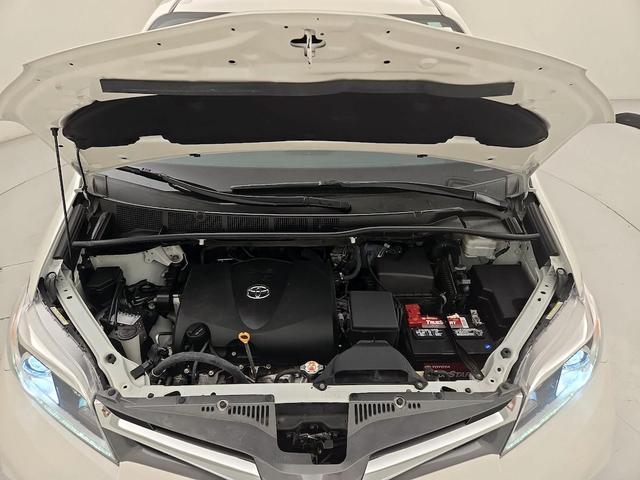 Photo of 2020 White Toyota Sienna