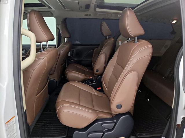 Photo of 2020 White Toyota Sienna