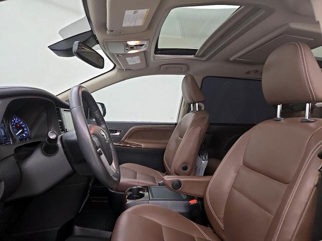 Photo of 2020 White Toyota Sienna