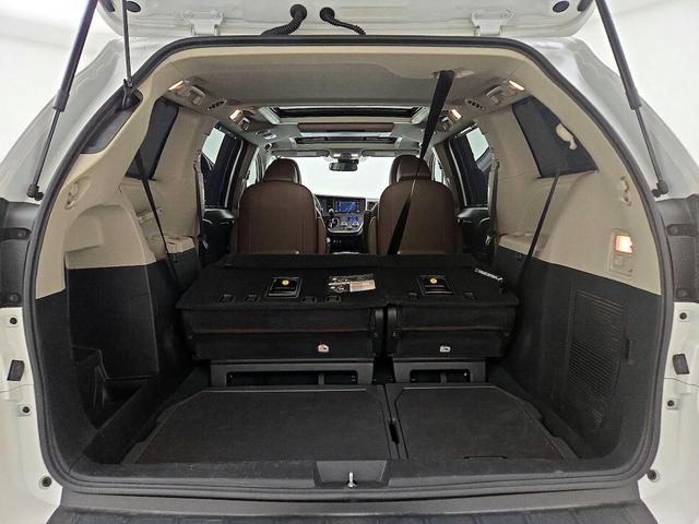 Photo of 2020 White Toyota Sienna